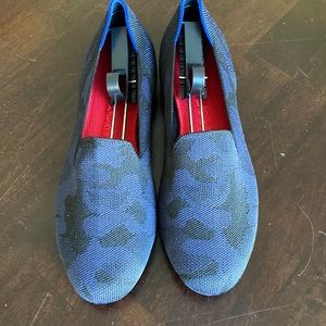 EUC Rothys Midnight Camo Loafer